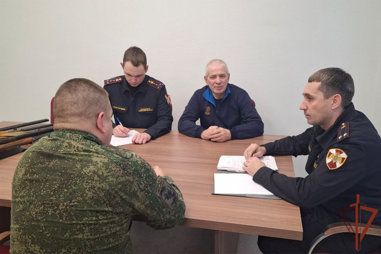 При содействии Росгвардии в Тюменской области более 2 тысяч единиц оружия передано в зону СВО (видео)