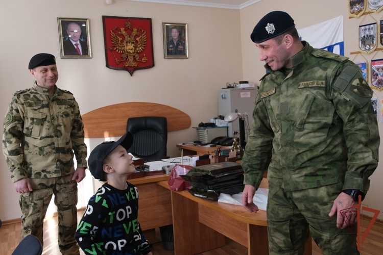 В Курске росгвардейцы исполнили новогодние мечты детей в рамках акции «Ёлка желаний» (видео)