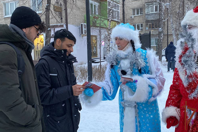 В Тюмени прошла новогодняя акция Росгвардии с участием «Деда Мороза специального назначения», Снегурочки и служебной собаки (видео)
