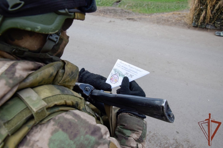 Выполняющие задачи в СВО росгвардейцы получили новогодние письма от школьников и курсантов (видео)