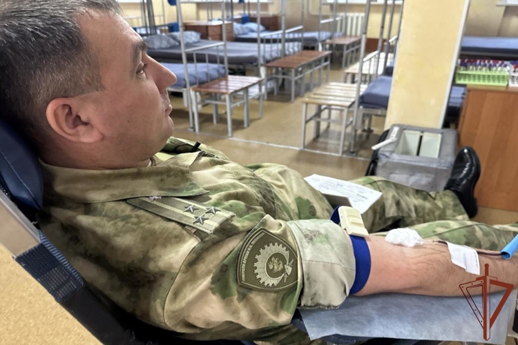 Военнослужащие Новосибирского военного института Росгвардии приняли участие в донорской акции