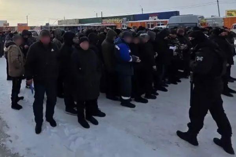 При содействии спецназа Росгвардии в Новосибирске прошел миграционный рейд