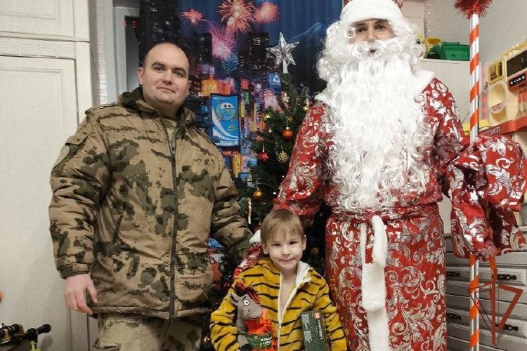 «Дед Мороз специального назначения» Росгвардии поздравил школьников в регионах Сибири