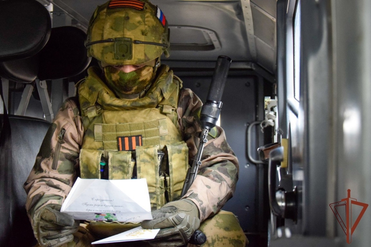 Выполняющие задачи в СВО росгвардейцы получили новогодние письма от школьников и курсантов (видео)