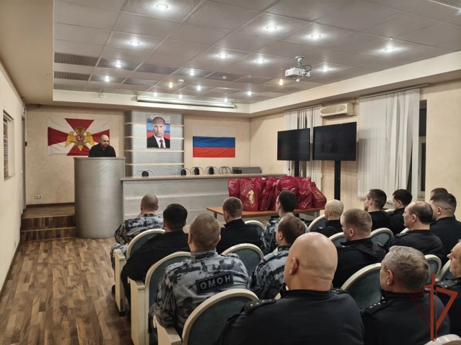 Командующий Северо-Западным округом Росгвардии поздравил росгвардейцев, заступающих на службу в новогоднюю ночь