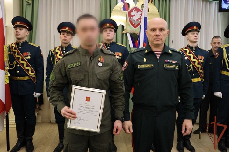 Командующий Восточным округом Росгвардии вручил награды личному составу 