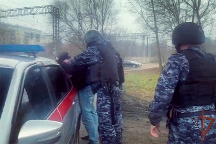 Росгвардейцы задержали нетрезвого мужчину в московской школе (видео)