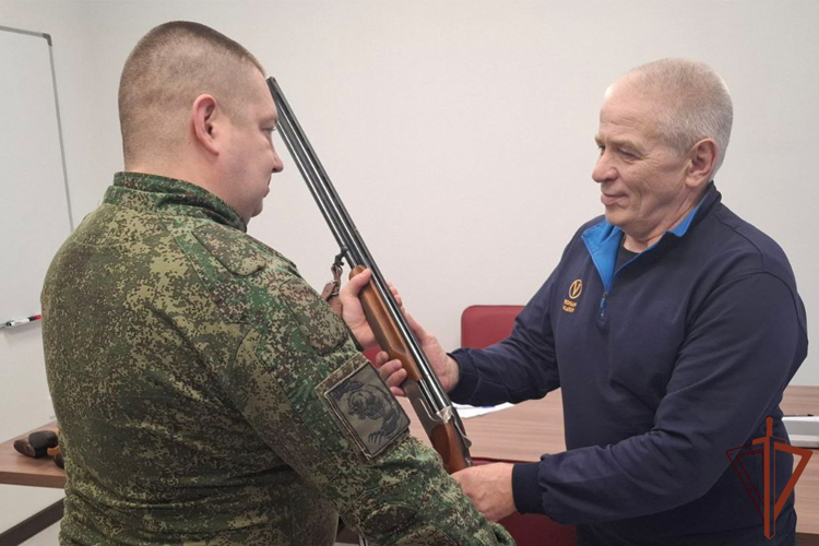 При содействии Росгвардии в Тюменской области более 2 тысяч единиц оружия передано в зону СВО (видео)
