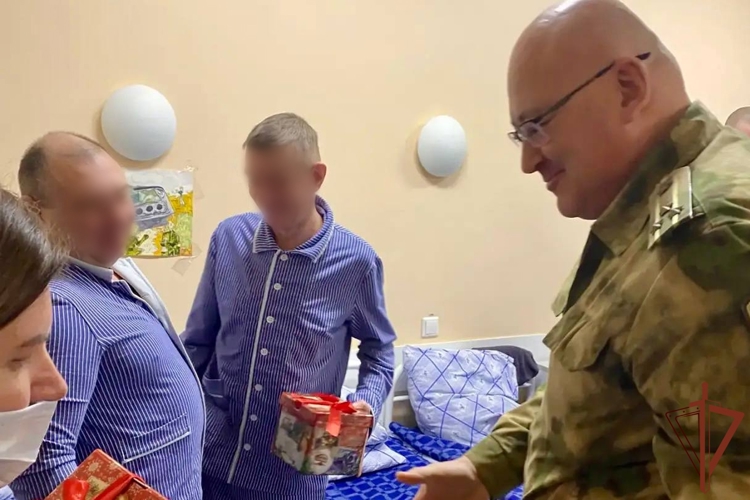 С наступающим Новым годом в Новосибирске поздравили находящихся на лечении пациентов военного госпиталя Росгвардии