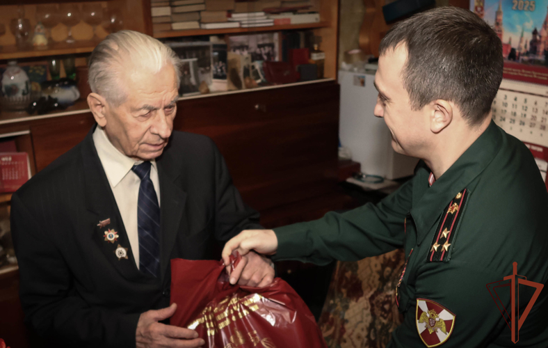 Ветерана Великой Отечественной войны c наступающим Новым годом поздравили росгвардейцы в Москве