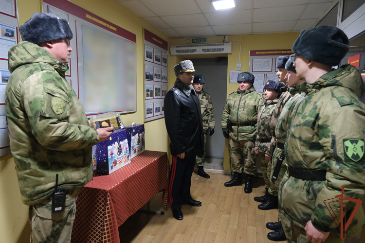 Заступивших на боевое дежурство военнослужащих и сотрудников Уральского округа Росгвардии поздравили с Новым годом
