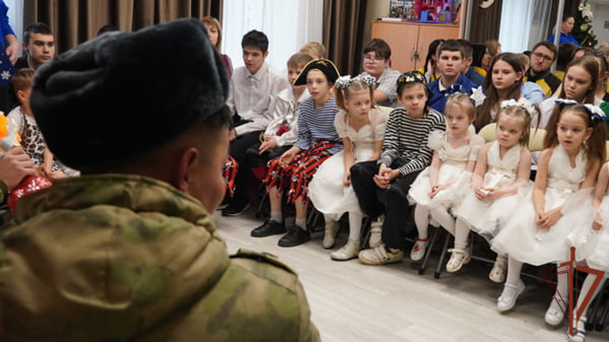 В Саратове Дед Мороз специального назначения поздравил воспитанников детского реабилитационного центра