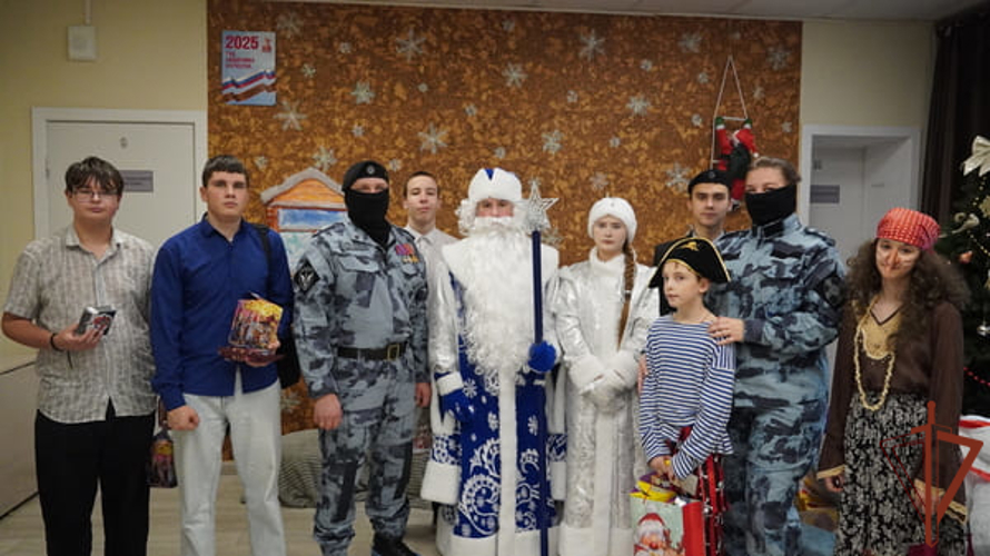 В Саратове Дед Мороз специального назначения поздравил воспитанников детского реабилитационного центра