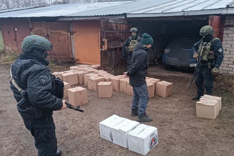 В Тверской области при силовой поддержке спецназа Росгвардии пресечен сбыт контрафактной продукции (видео)