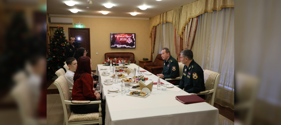 Директор Росгвардии Виктор Золотов вручил новогодние подарки детям росгвардейцев, прошедшим лечение в Китае (видео)