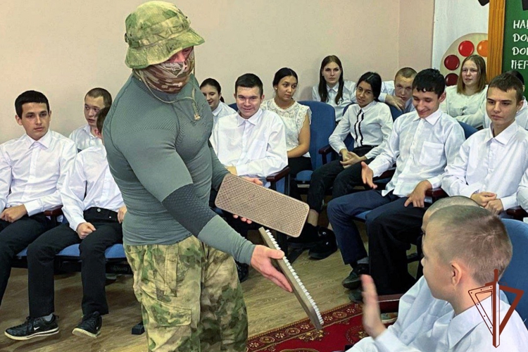 Сотрудник спецподразделения Росгвардии провел патриотическое занятие для школьников в Курской области