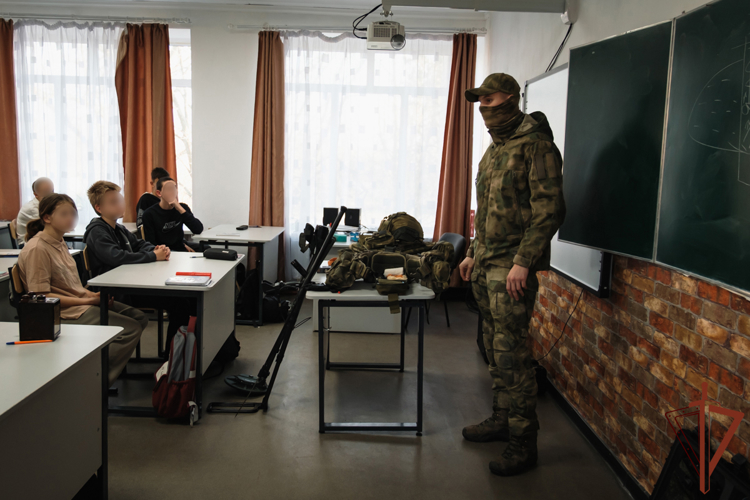 В Херсонской и Запорожской областях росгвардейцы провели встречи со школьниками