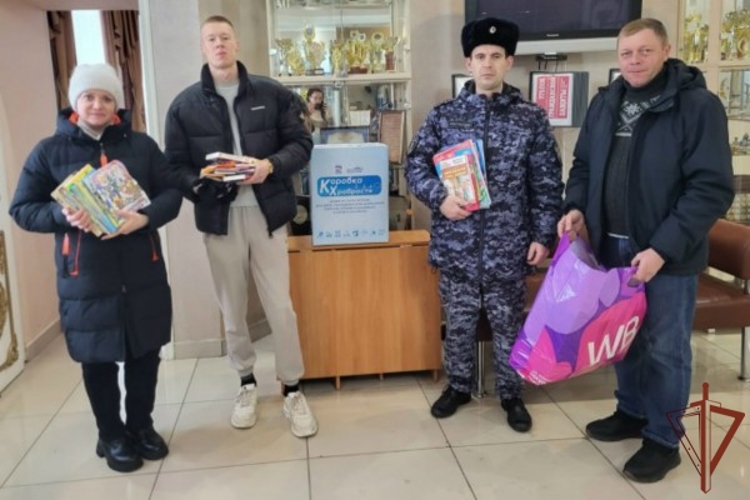 В Новосибирской области сотрудники Росгвардии собрали «Коробку храбрости» для маленьких пациентов