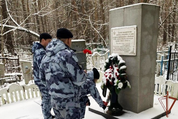 Росгвардейцы в регионах Сибири почтили память Неизвестного Солдата