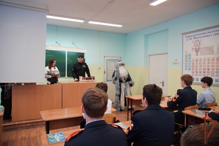 В Чебоксарах росгвардейцы присоединились к всероссийской ведомственной акции «Дед Мороз специального назначения»