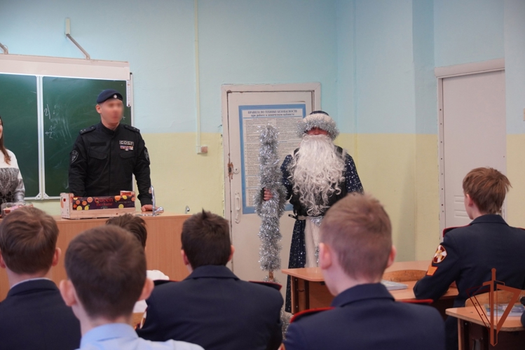 В Чебоксарах росгвардейцы присоединились к всероссийской ведомственной акции «Дед Мороз специального назначения»