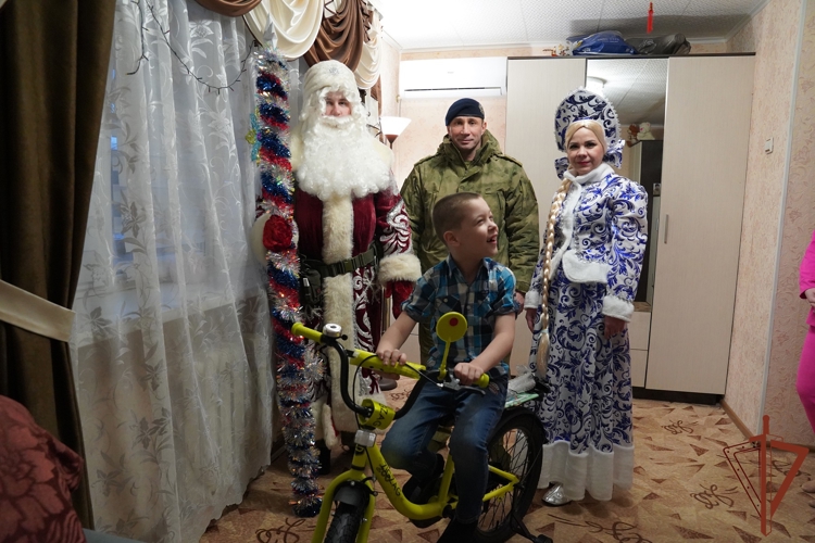В Курске росгвардейцы исполнили новогодние мечты детей в рамках акции «Ёлка желаний» (видео)