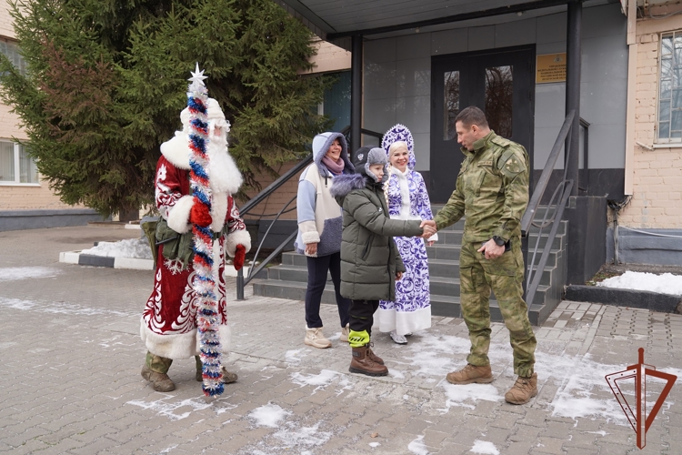 В Курске росгвардейцы исполнили новогодние мечты детей в рамках акции «Ёлка желаний» (видео)