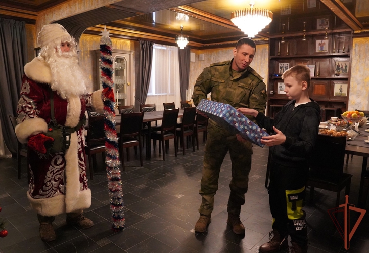 В Курске росгвардейцы исполнили новогодние мечты детей в рамках акции «Ёлка желаний» (видео)