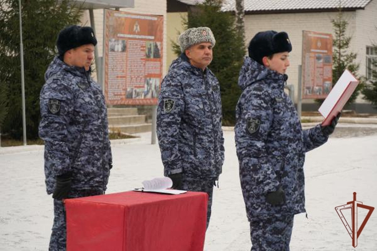 В Ульяновске сотрудники Росгвардии приняли присягу в преддверии Дня Конституции 