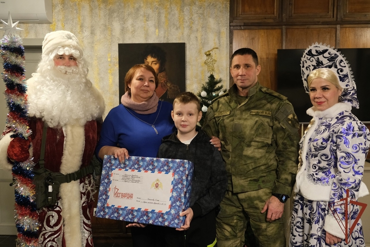 В Курске росгвардейцы исполнили новогодние мечты детей в рамках акции «Ёлка желаний» (видео)