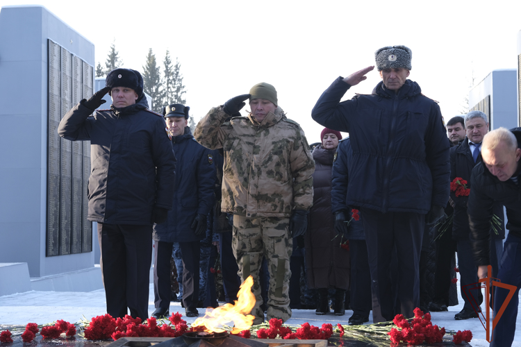 Росгвардейцы в регионах Сибири почтили память Неизвестного Солдата