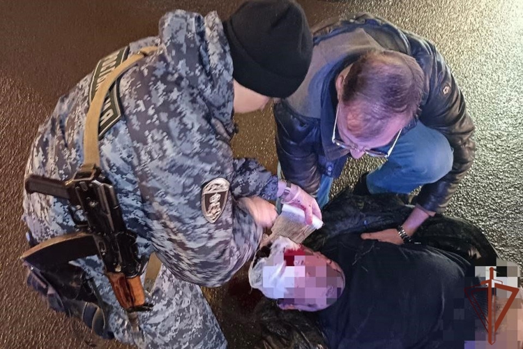 Росгвардейцы оказали доврачебную помощь пешеходу, пострадавшему в ДТП во Фрунзенском районе Петербурга