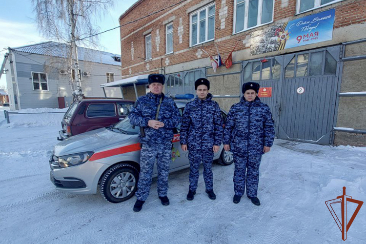 Росгвардейцы помогли пострадавшим в ДТП в Кузбассе (видео)
