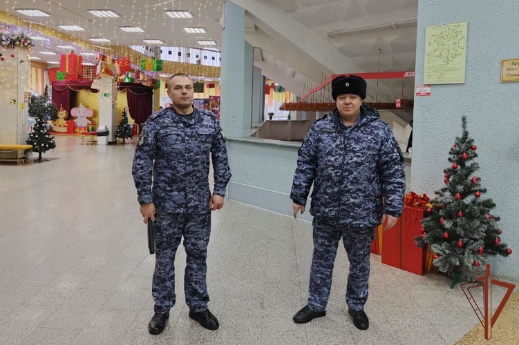 В Кузбассе сотрудники Росгвардии пришли на помощь почувствовавшей себя плохо женщине
