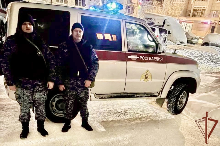 Росгвардейцы эвакуировали из горящей квартиры мужчину и женщину в Усинске 