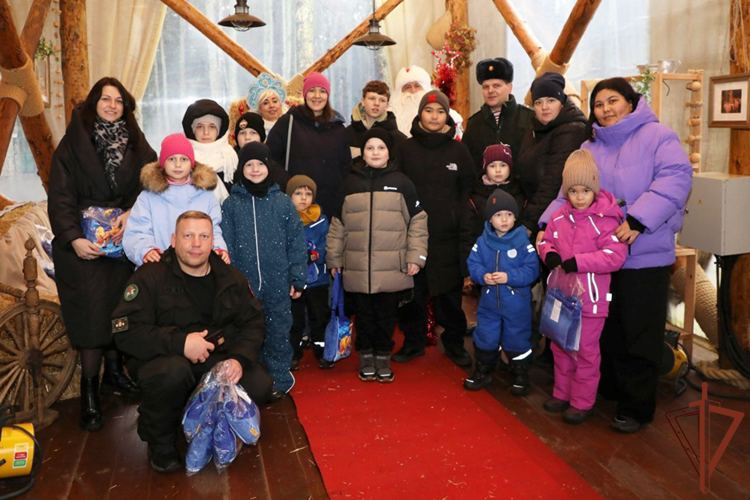 Дети росгвардейцев посетили новогоднюю ёлку в парке «Патриот»