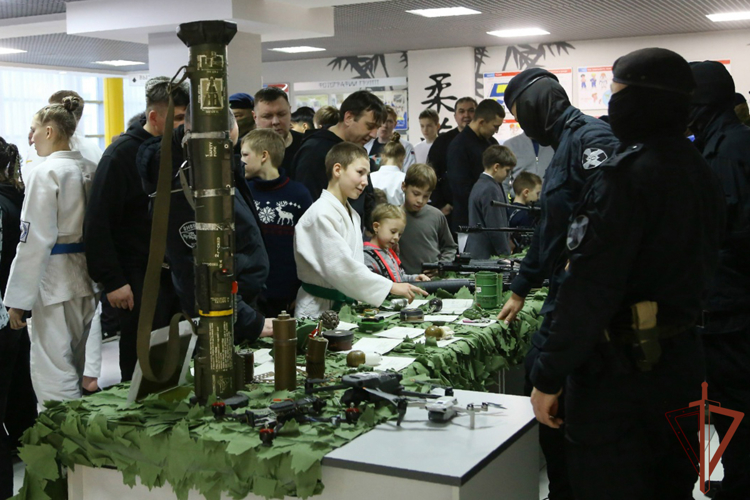 На Урале росгвардейцы провели профориентационные и патриотические мероприятия с подрастающим поколением 