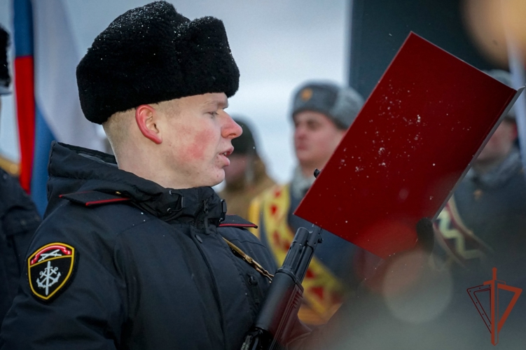 Военнослужащие Северо-Западного округа Росгвардии приняли Военную присягу на крейсере «Аврора»