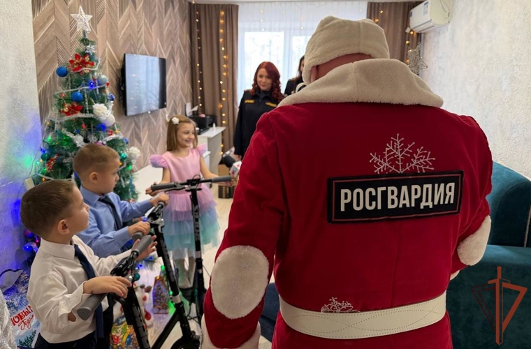 В Волгограде сотрудники Росгвардии исполнили новогодние желания детей