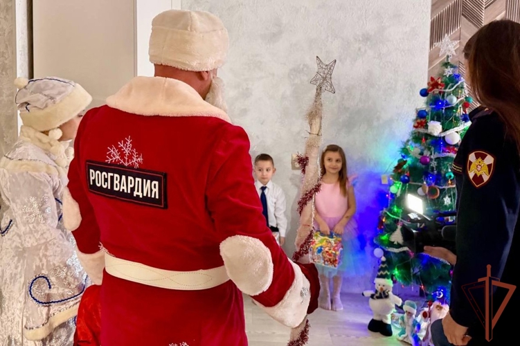 В Волгограде сотрудники Росгвардии исполнили новогодние желания детей