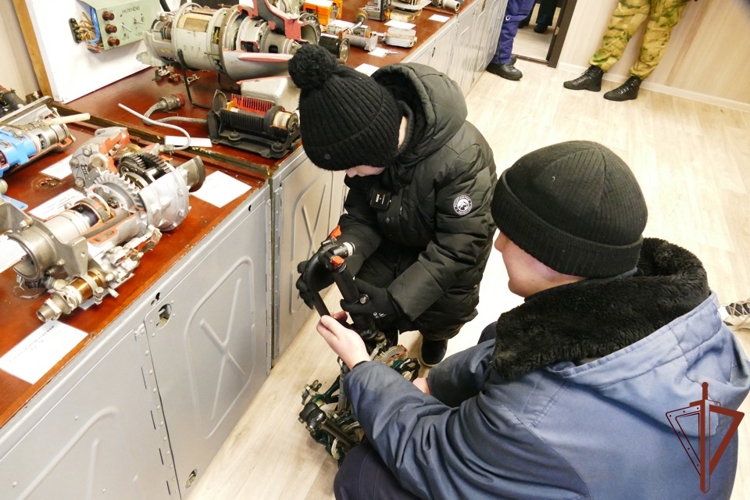 Военнослужащие Росгвардии исполнили новогоднюю мечту школьника из Иркутска (видео)