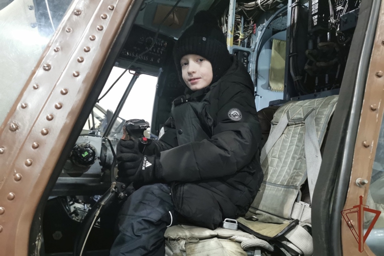 Военнослужащие Росгвардии исполнили новогоднюю мечту школьника из Иркутска (видео)