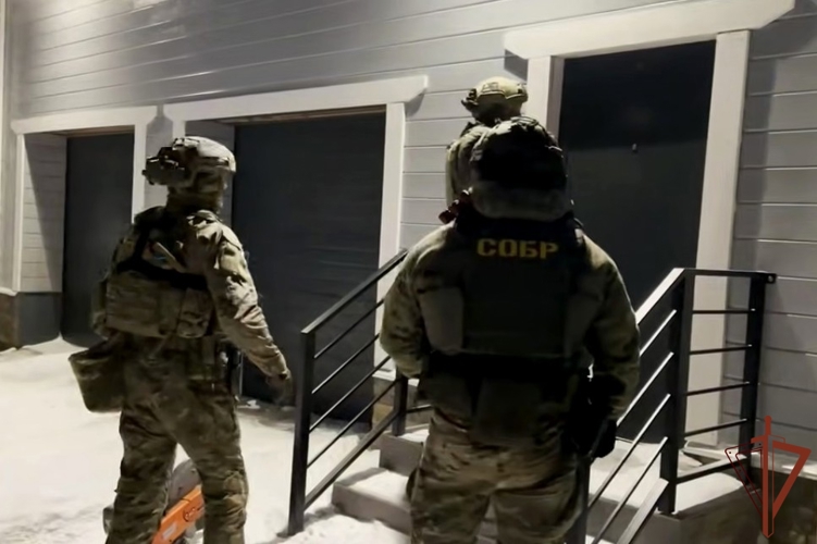 При содействии СОБР Росгвардии в Красноярске задержан подозреваемый в превышении должностных полномочий (видео)