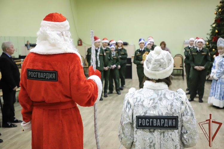 Росгвардейский «Дед Мороз специального назначения» поздравил школьников в Рязани