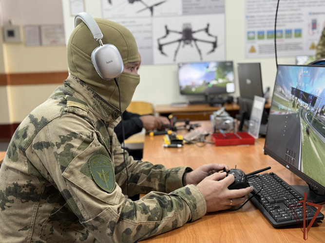 В Сыктывкаре сотрудники спецподразделений Росгвардии прошли курс подготовки операторов беспилотных летательных аппаратов 