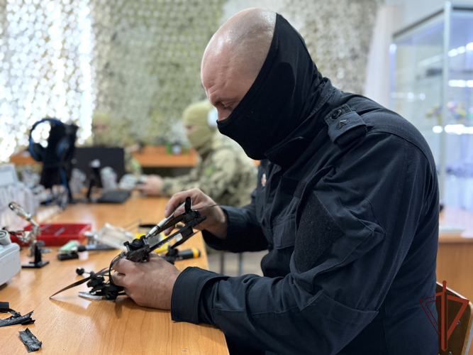В Сыктывкаре сотрудники спецподразделений Росгвардии прошли курс подготовки операторов беспилотных летательных аппаратов 