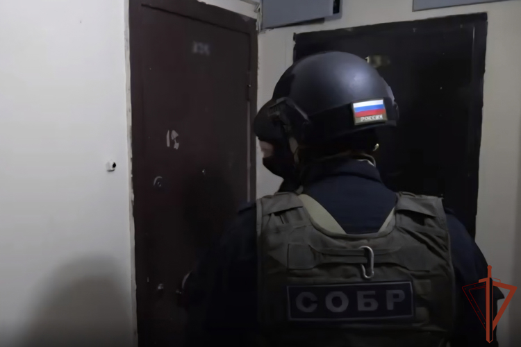При силовой поддержке СОБР Росгвардии в Ленинградской области задержали подозреваемого в покушении на сбыт наркотиков