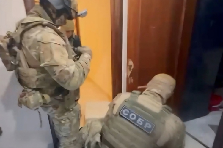 Подозреваемые в незаконной банковской деятельности задержаны в Астрахани при силовой поддержке спецназа Росгвардии (видео)