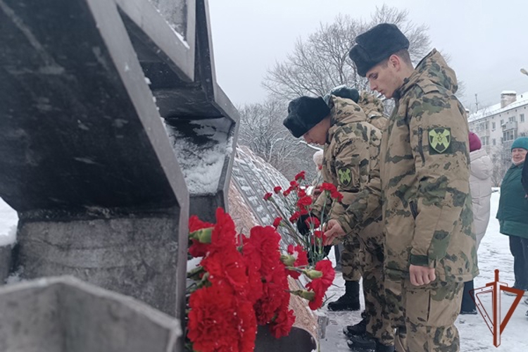 Росгвардейцы в регионах Сибири почтили память Неизвестного Солдата