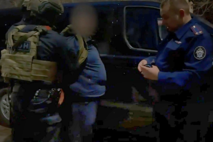 При силовой поддержке ОМОН Росгвардии в Волгограде задержан подозреваемый в вымогательстве